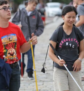 Formas de hacer que nuestras calles seguras para peatones afectados por pérdida de visión